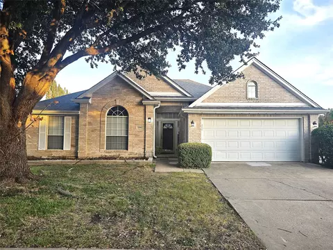 5200 White Hills Dr, Fort Worth, TX 76137