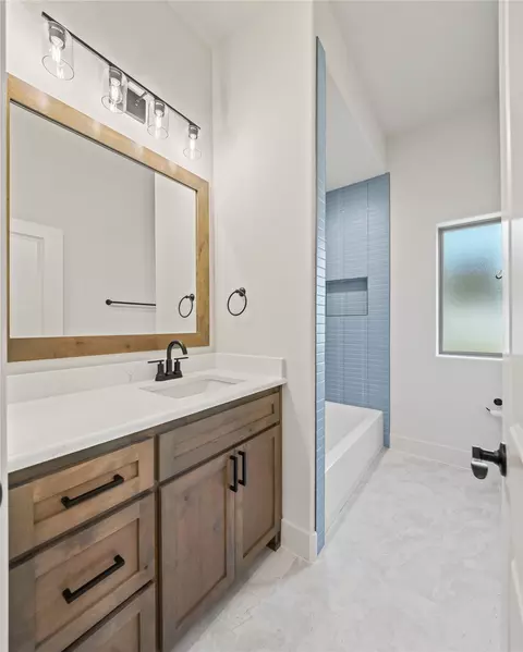 Bath - 7004 Ranch View Pl, Springtown, TX 76082 photo 4 of 5