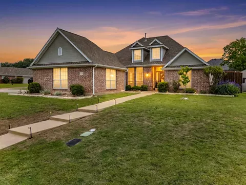 121 Daisey Ln, Justin, TX 76247