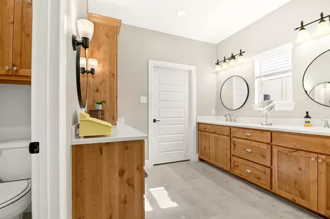 Bath - 10828 Gregory Rd, Sanger, TX 76266 photo 2 of 3