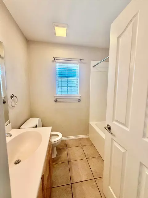 Bath - 7325 Willow View Rd, Abilene, TX 79606 photo 1 of 4