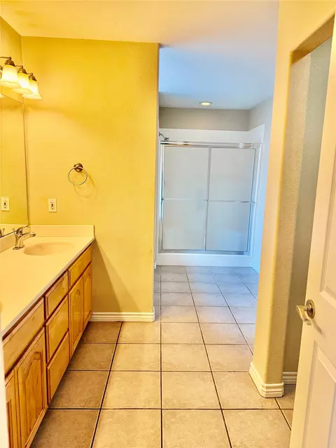Bath - 7325 Willow View Rd, Abilene, TX 79606 photo 2 of 4