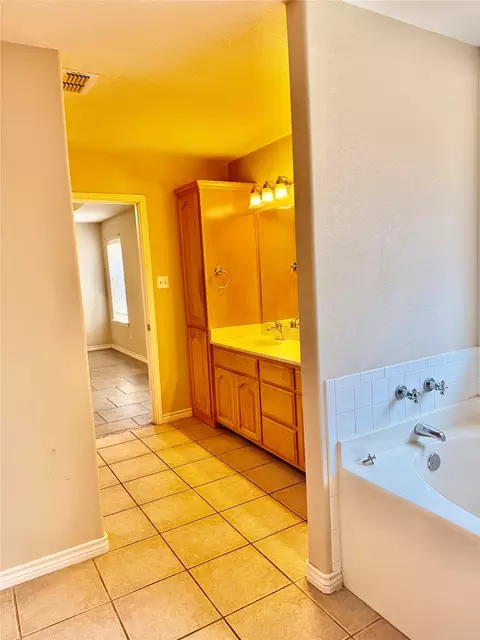 Bath - 7325 Willow View Rd, Abilene, TX 79606 photo 4 of 4