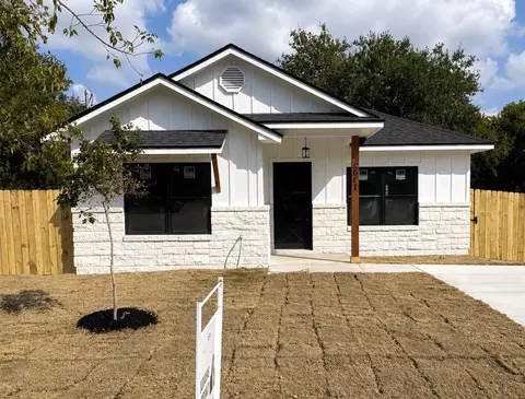 509 Judson Dr, Devine, TX 78016 photo 1