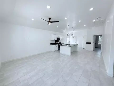 509 Judson Dr, Devine, TX 78016 photo 2