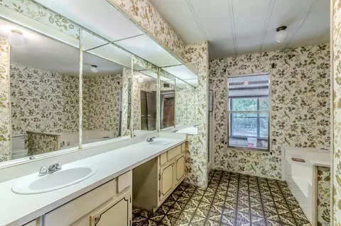 Bath - 5749 S Rock Creek Loop, Waco, TX 76708 photo 1 of 2