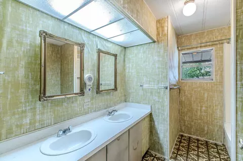 Bath - 5749 S Rock Creek Loop, Waco, TX 76708 photo 2 of 2
