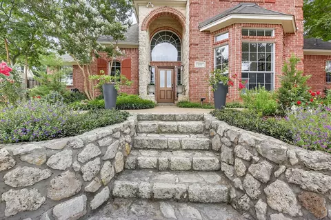 816 Lake View Ct E, Crowley, TX 76036