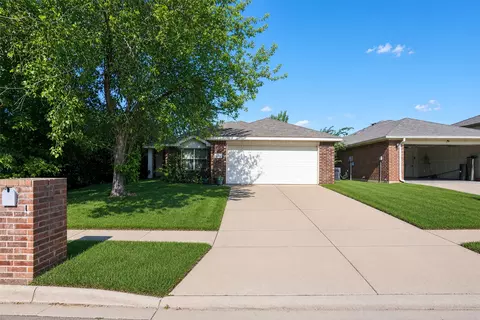 2752 Maegen Cir, Fort Worth, TX 76112