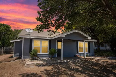2605 Howard Rd, Waxahachie, TX 75165