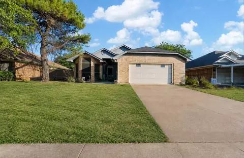 1060 Parkhill Ave, Saginaw, TX 76179