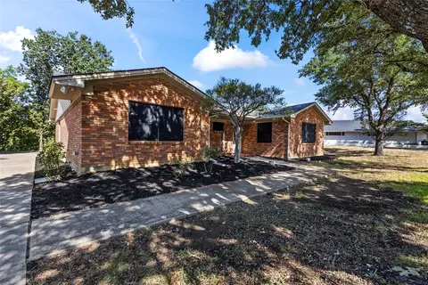 909 Robertson Rd, Grand Prairie, TX 75050