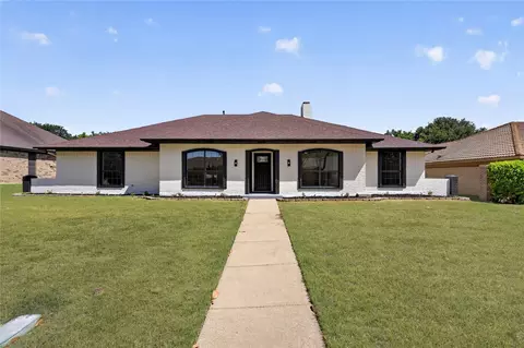 319 Hummingbird Ln, Duncanville, TX 75137