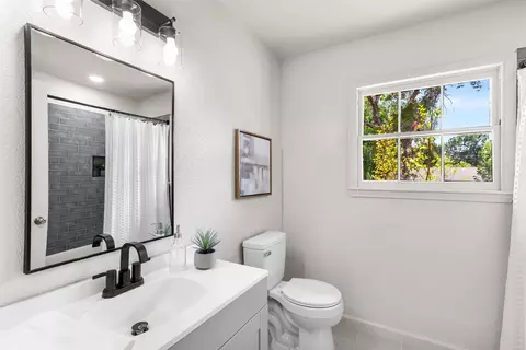 Bath - 4601 Robinwood Dr, Waco, TX 76708 photo 3 of 3