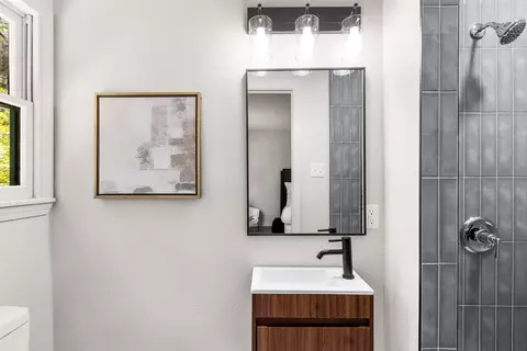 Bath - 4601 Robinwood Dr, Waco, TX 76708 photo 2 of 3