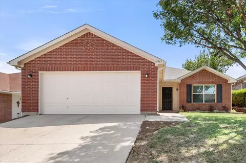 9917 Blue Bell Dr, Fort Worth, TX 76108