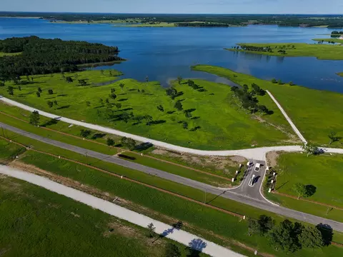 352 Lakeshore Ln, Windom, TX 75492