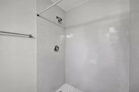 Bath - 566 Mccraw Ln, Denison, TX 75021 photo 2 of 3
