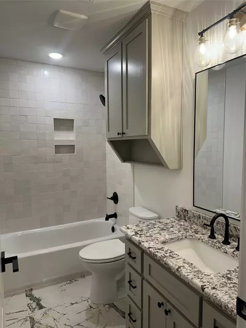 Bath - 395 Frederick Dr, Robinson, TX 76706 photo 1 of 3