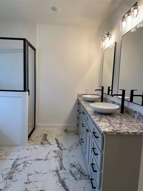 Bath - 395 Frederick Dr, Robinson, TX 76706 photo 2 of 3