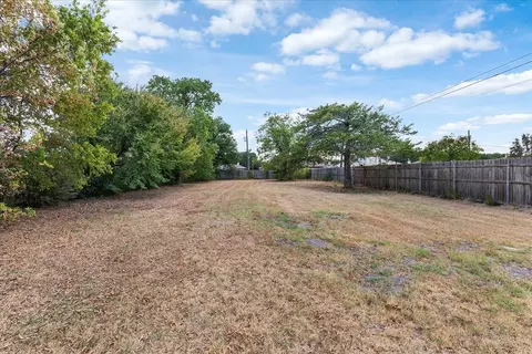 2801 Crystal Dr, Balch Springs, TX 75180