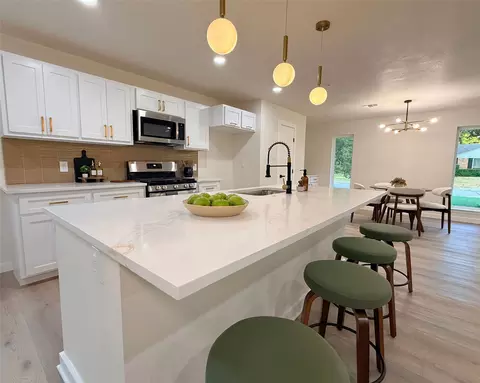 12911 Mitchwin Rd, Farmers Branch, TX 75234