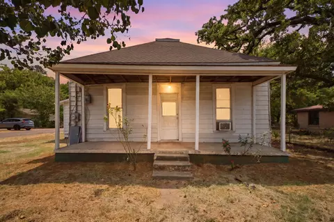 214 E Woodland St, Collinsville, TX 76233