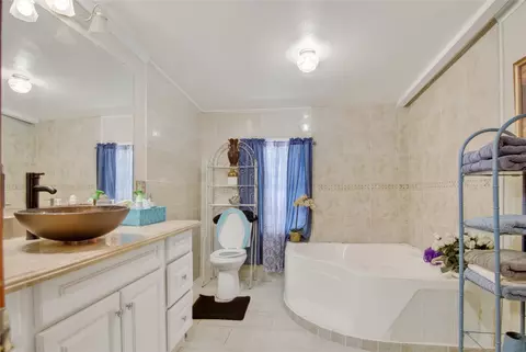 Bath - 3117 N 15th St, Waco, TX 76708 photo 2 of 4
