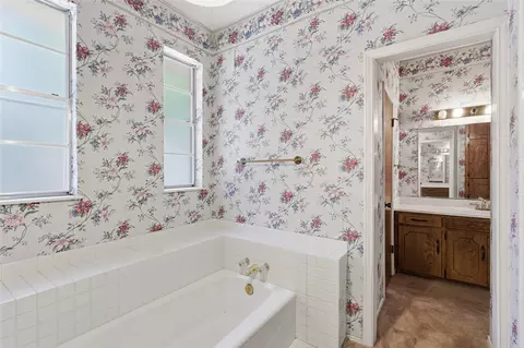 Bath - 314 Brookside Dr, Grapevine, TX 76051 photo 3 of 4