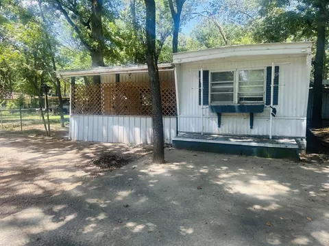 305 Live Oak Ln, Mabank, TX 75156