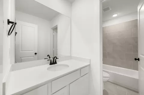 Bath - 304 Sequoia Ln, Denton, TX 76210 photo 4 of 4