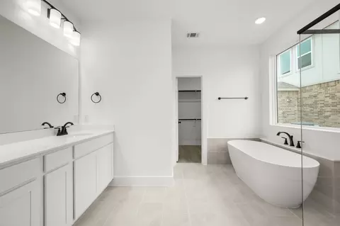 Bath - 304 Sequoia Ln, Denton, TX 76210 photo 1 of 4