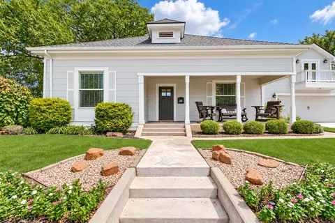 205 S Dooley St, Grapevine, TX 76051