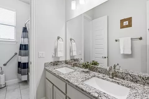 Bath - 157 Daniel Dr, Van Alstyne, TX 75495 photo 4 of 5