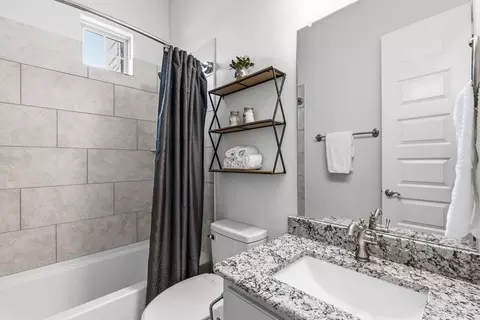 Bath - 157 Daniel Dr, Van Alstyne, TX 75495 photo 3 of 5