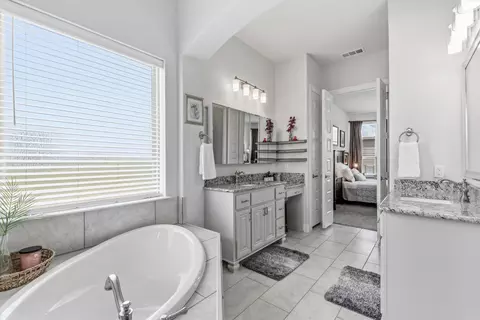 Bath - 157 Daniel Dr, Van Alstyne, TX 75495 photo 2 of 5