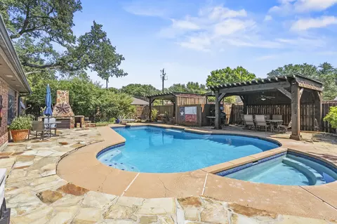 1946 Oakbluff Dr, Carrollton, TX 75007