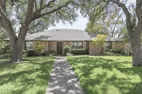 1946 Oakbluff Dr, Carrollton, TX 75007