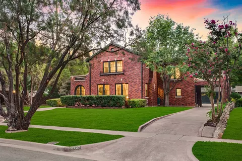 2127 Pembroke Dr, Fort Worth, TX 76110