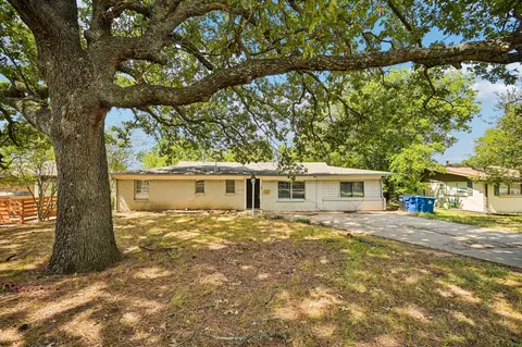 105 S Hickory Ave, Denison, TX 75020