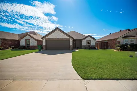 141 Shawnee St, Greenville, TX 75402