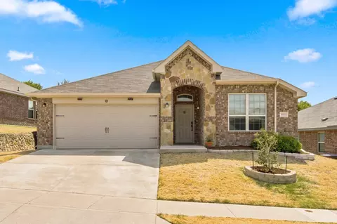 10853 Live Oak Creek Dr, Fort Worth, TX 76108
