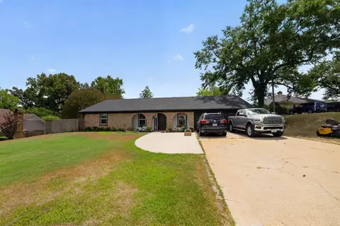 1002 Forest Hills St, Gladewater, TX 75647