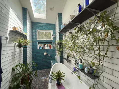 Bath - 2223 N 6th St, Waco, TX 76708 photo 2 of 5