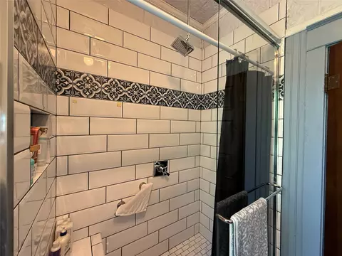 Bath - 2223 N 6th St, Waco, TX 76708 photo 3 of 5