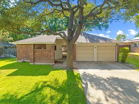 424 Grand Meadow Dr, Fort Worth, TX 76108