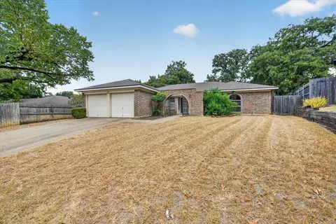 1617 Bent Oak Dr, Bedford, TX 76021