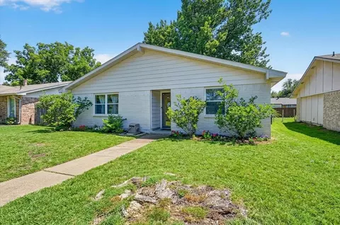 3125 Rainbow Dr, Grand Prairie, TX 75052
