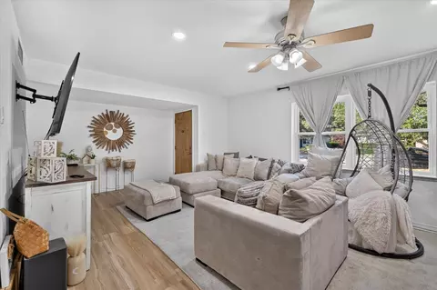 3125 Rainbow Dr, Grand Prairie, TX 75052