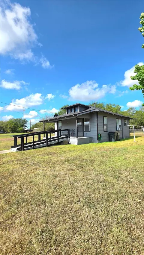 Exterior - 305 N Eagle St, Weimar, TX 78962 photo 2 of 2
